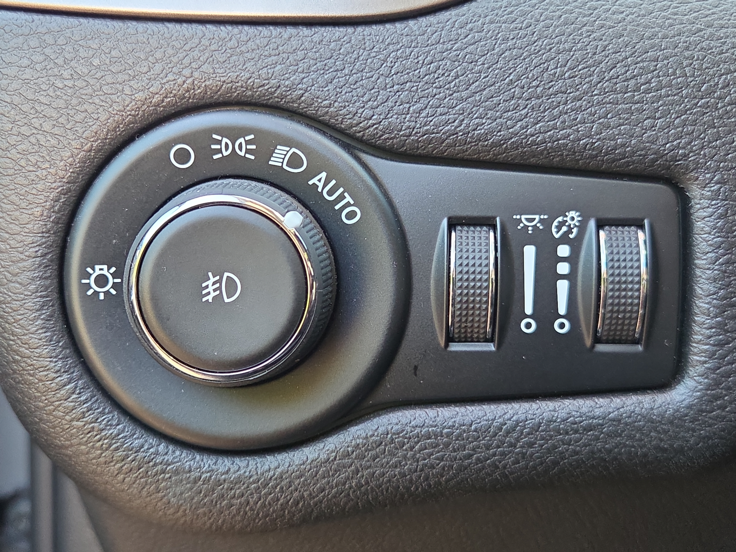 Used 2019 Jeep Cherokee Latitude Plus FWD image 27