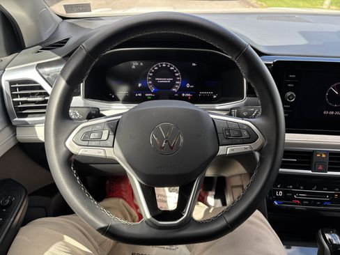Used 2025 Volkswagen Taos SE AWD/4WD image 18