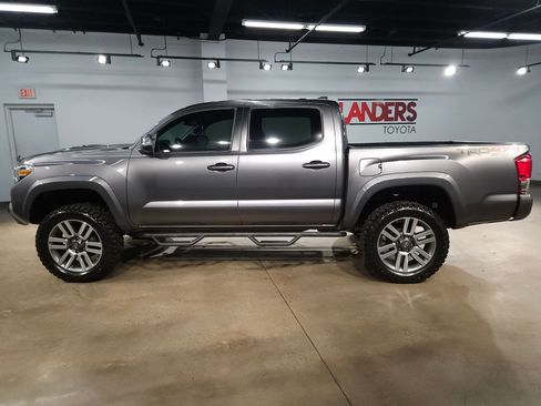 Used 2017 Toyota Tacoma TRD Sport w/ Tow Package (A/T) AWD/4WD image 4