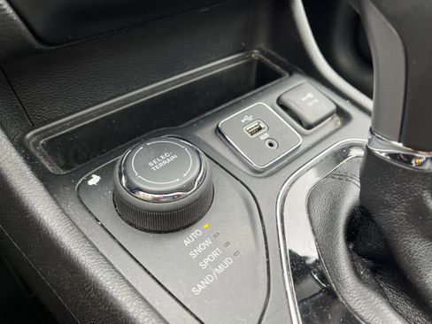 Used 2019 Jeep Cherokee Limited image 18