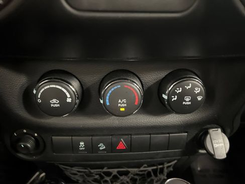 Used 2012 Jeep Wrangler Unlimited Sport AWD/4WD image 21