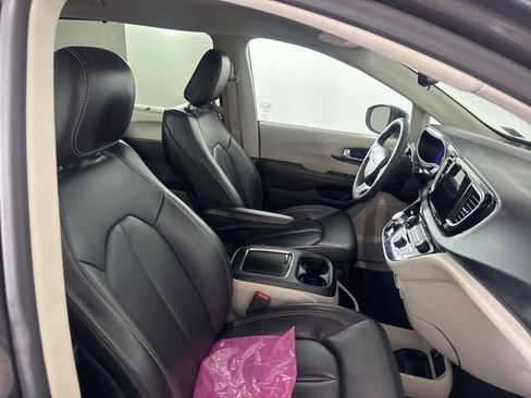 Used 2023 Chrysler Pacifica Touring-L image 17