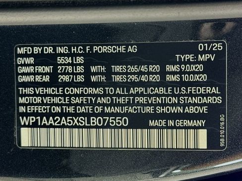 Certified 2025 Porsche Macan AWD/4WD image 37