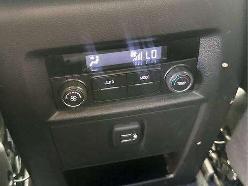 Used 2022 Chevrolet Traverse LT image 47