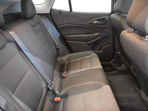 Used 2025 Chevrolet Trax LT w/ LT Convenience Package FWD image 17