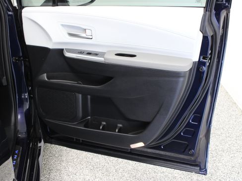 Used 2026 Toyota Sienna XLE FWD image 36