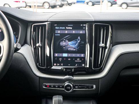 Used 2025 Volvo XC60 B5 Plus image 30