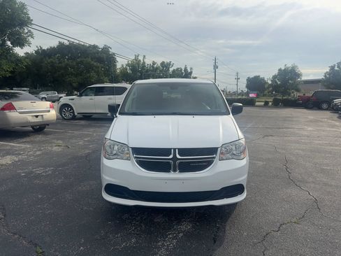 Used 2019 Dodge Grand Caravan SE w/ UConnect Hands-Free Group FWD image 3