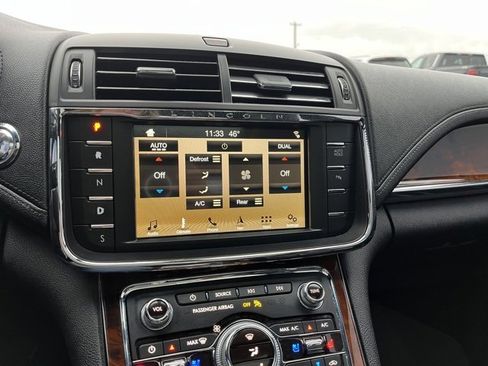 Used 2018 Lincoln Continental Reserve w/ Continental Climate Package image 36