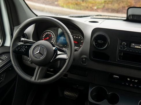 Used 2025 Mercedes-Benz Sprinter 2500 image 31