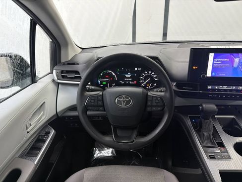 Used 2025 Toyota Sienna LE FWD image 22