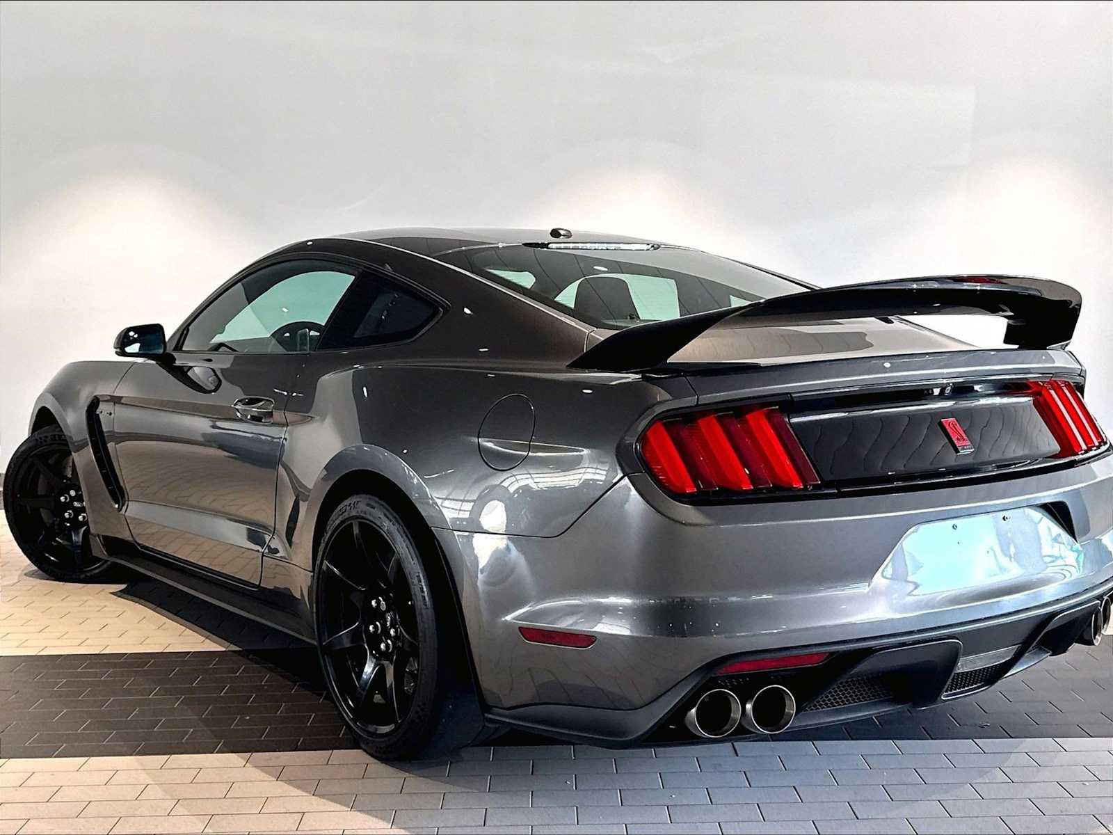Used 2018 Ford Mustang Shelby GT350R w/ GT350R Equipment Group 920A RWD image 3