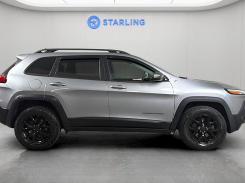 Used 2017 Jeep Cherokee Trailhawk AWD/4WD image 11