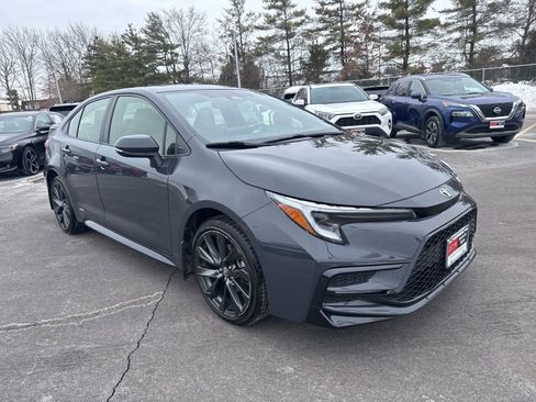 Used 2024 Toyota Corolla SE image 3