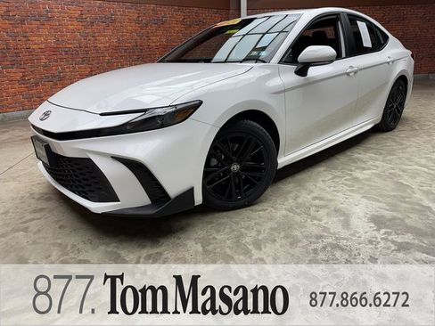 Used 2025 Toyota Camry SE image 1