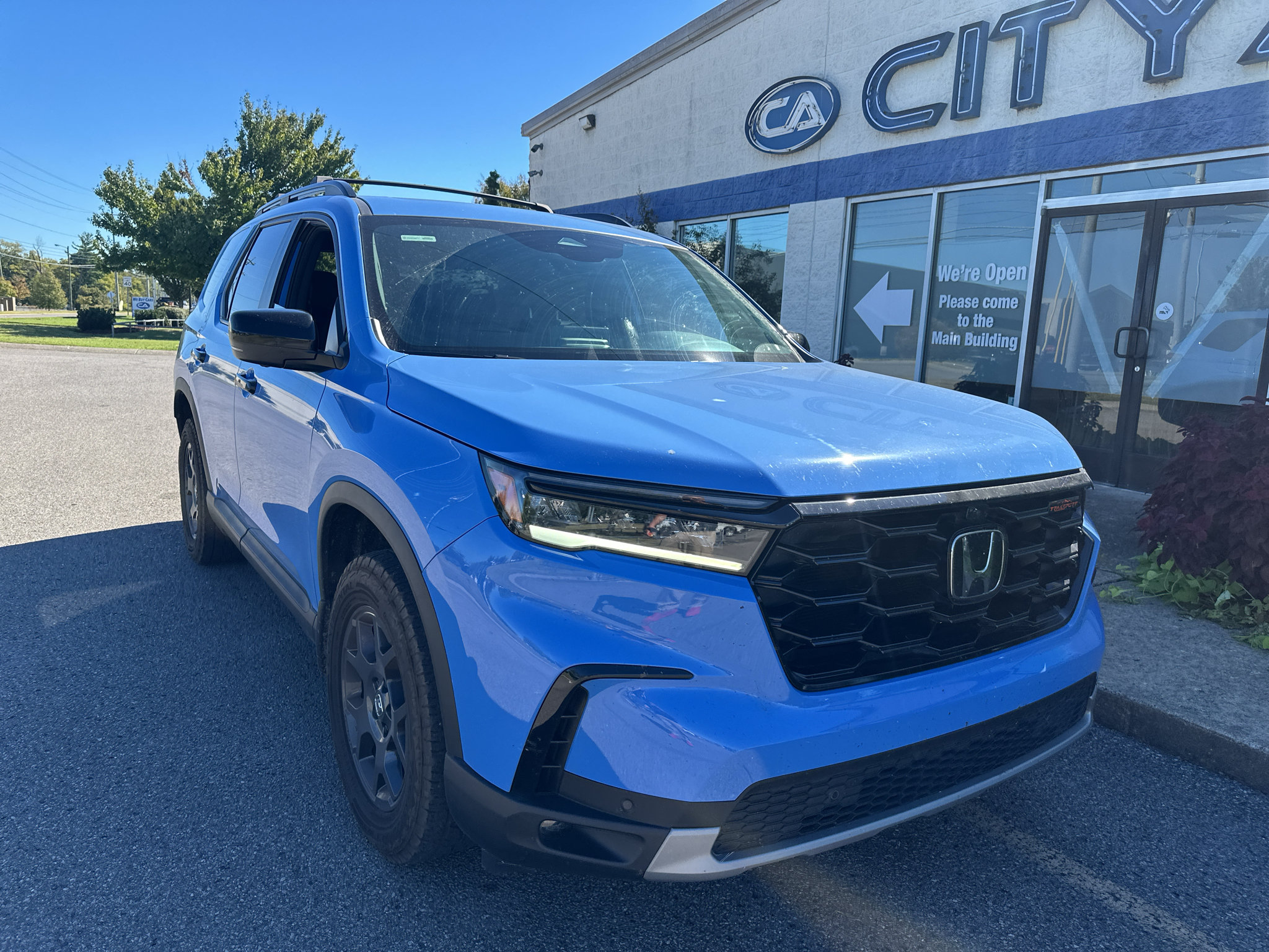 Used 2025 Honda Pilot TrailSport image 2