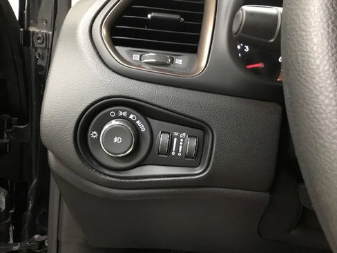 Used 2023 Jeep Renegade Latitude AWD/4WD image 14