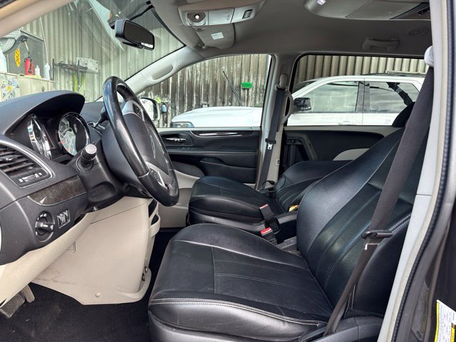 Used 2016 Chrysler Town & Country Touring FWD image 6