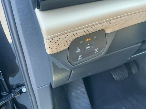 Used 2024 Volkswagen Atlas Cross Sport SE image 11