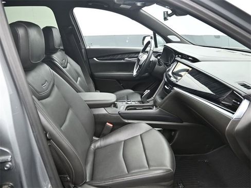 Used 2025 Cadillac XT6 Premium Luxury image 10