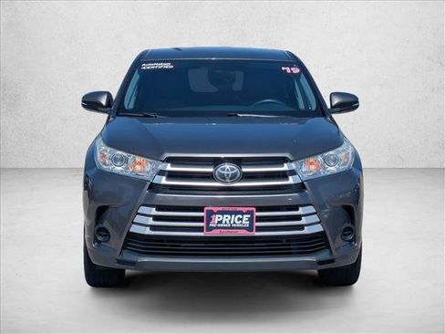 Used 2019 Toyota Highlander LE FWD image 2