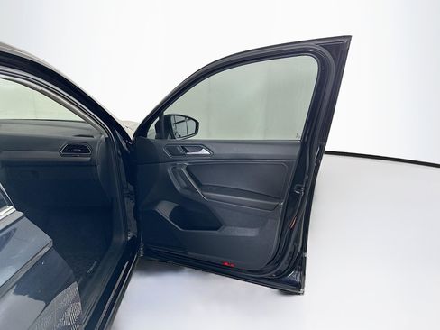Used 2021 Volkswagen Tiguan SE image 31