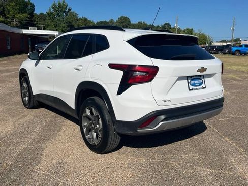 Used 2025 Chevrolet Trax LT FWD image 5