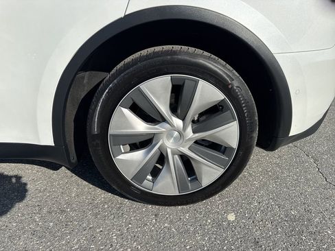 Used 2022 Tesla Model Y Long Range image 30