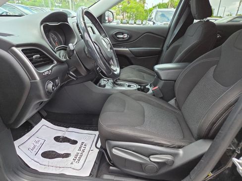Used 2019 Jeep Cherokee Latitude w/ Cold Weather Group AWD/4WD image 27
