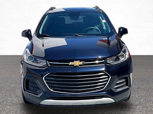 Used 2022 Chevrolet Trax LT w/ LT Convenience Package FWD image 3