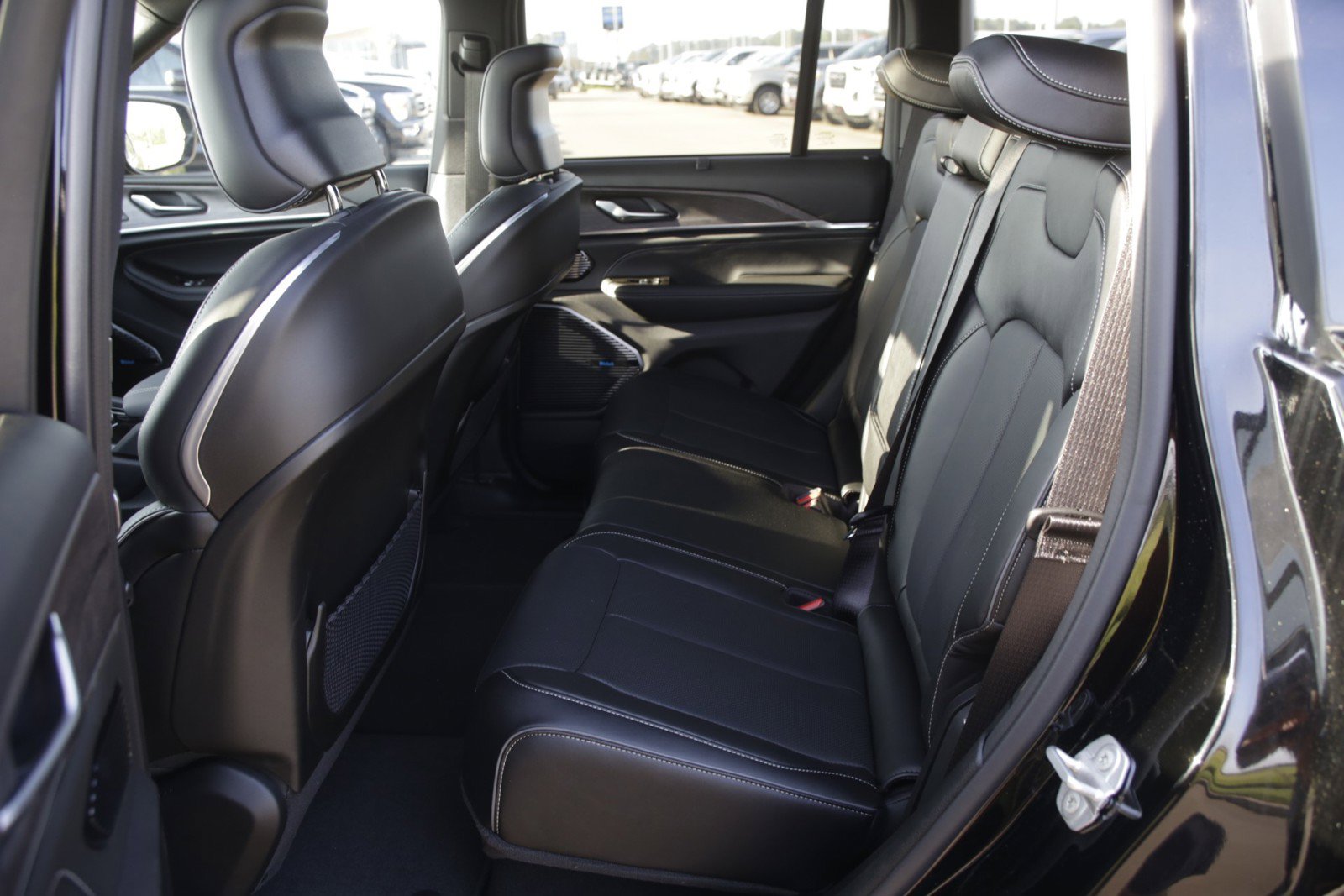 New 2022 Jeep Grand Cherokee Overland w/ Luxury Tech Group IV AWD/4WD image 21