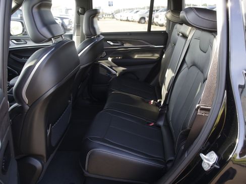 New 2022 Jeep Grand Cherokee Overland w/ Luxury Tech Group IV image 21