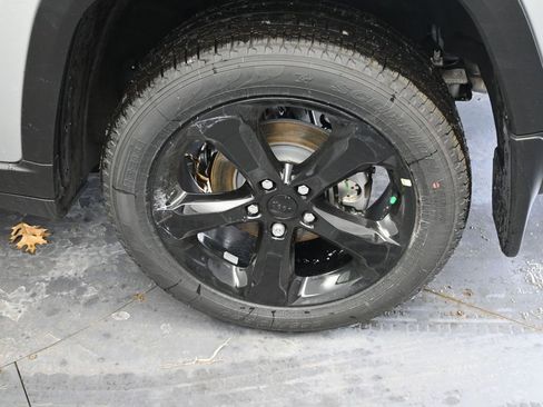 New 2026 Jeep Grand Cherokee Limited w/ Limited Altitude Package AWD/4WD image 9