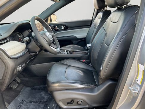 Used 2023 Jeep Compass Limited image 14