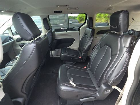 Used 2024 Chrysler Pacifica Touring-L FWD image 12