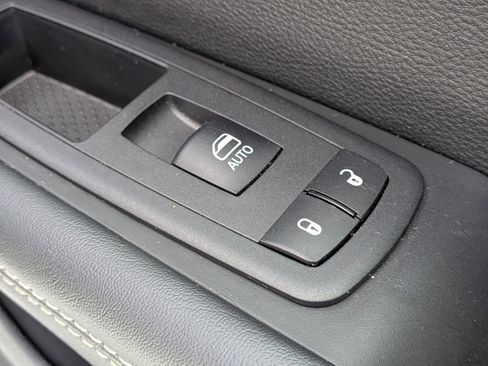 Used 2025 Chrysler Pacifica Limited FWD image 36