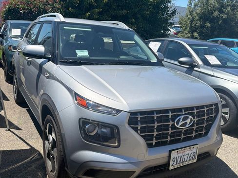 Used 2025 Hyundai Venue SEL FWD image 1