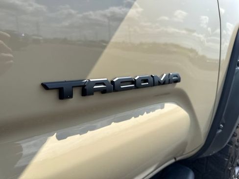 Used 2017 Toyota Tacoma TRD Off-Road AWD/4WD image 17