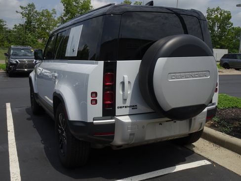 Used 2021 Land Rover Defender 110 SE AWD/4WD image 4