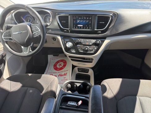 Used 2020 Chrysler Pacifica Touring FWD image 8
