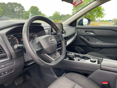 Used 2025 Nissan Rogue SV image 10