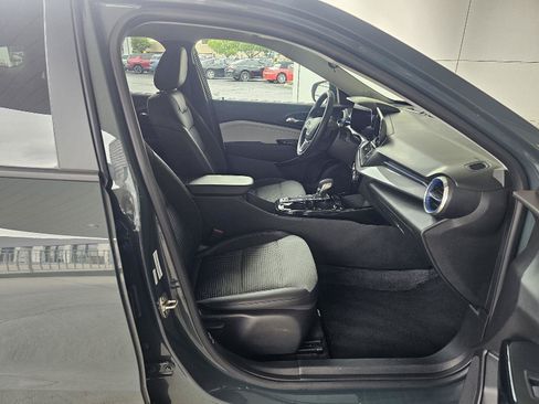 Used 2025 Chevrolet Trax LT w/ LT Convenience Package FWD image 12