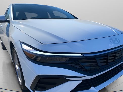 New 2026 Hyundai Elantra SE image 3