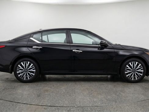 Used 2025 Nissan Altima 2.5 SV FWD image 11