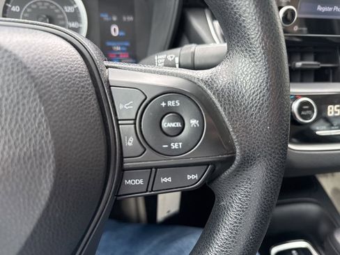 Used 2022 Toyota Corolla LE image 3