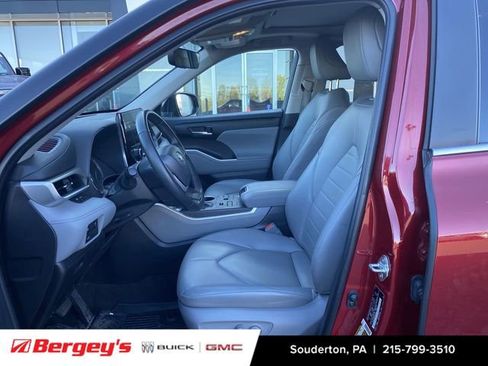 Used 2023 Toyota Highlander XLE image 9