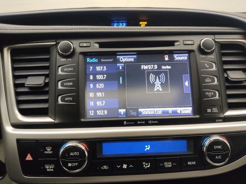 Used 2019 Toyota Highlander XLE AWD/4WD image 25