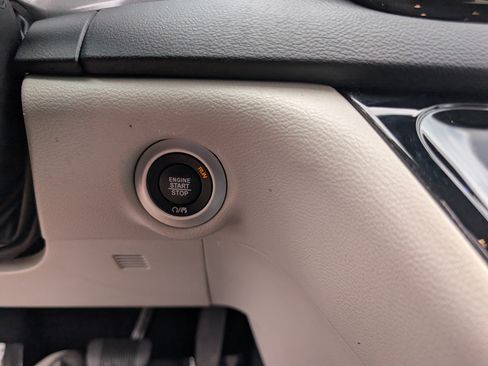 Used 2023 Chrysler Pacifica Touring-L FWD image 27
