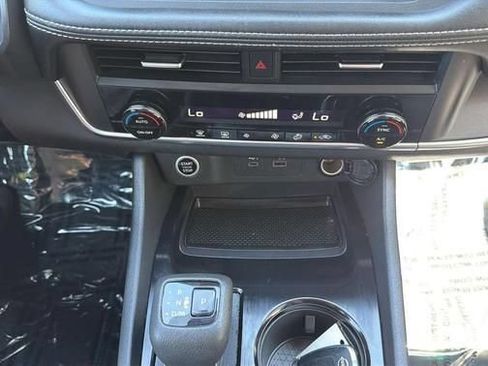 Used 2023 Nissan Rogue SV AWD/4WD image 17