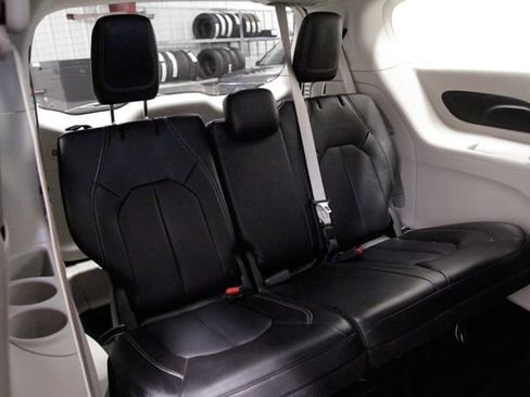 Used 2024 Chrysler Pacifica Touring-L image 19